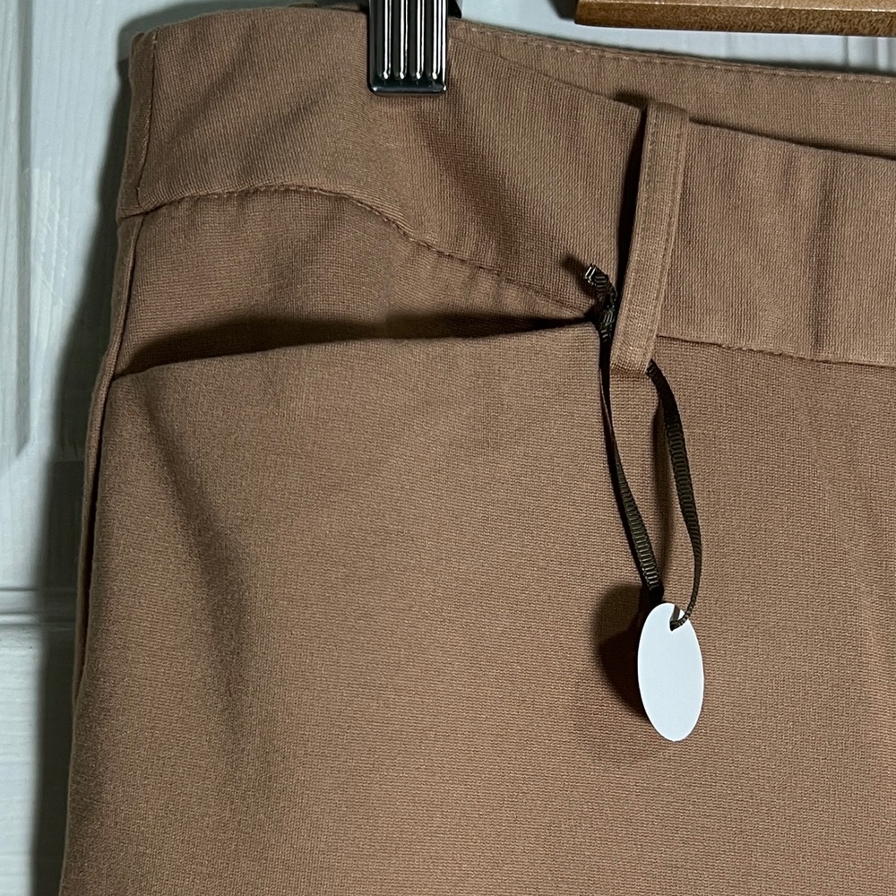 💥Liz Claiborne Women's Ankle /cropped Tan Pants - Picture 5 of 8